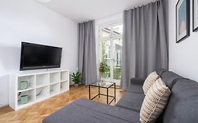 Smoky Pearl Ap-1Br With Balcony-Old Town